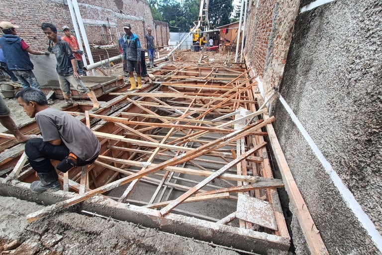 Pengecoran struktur kolam renang oleh dayanapool untuk memastikan standar kualitas yang sesuai SNI