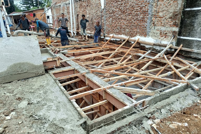 Tim Dayanapool sedang mengerjakan proses konstruksi kolam renang custom.