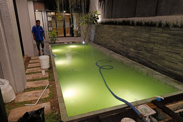 Perawatan Kolam Renang di Cikutra oleh tim profesional dayanapool