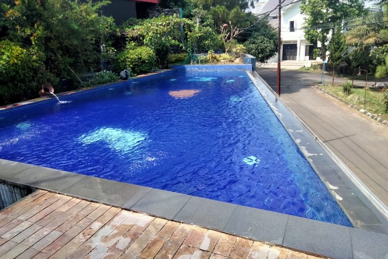 kolam renang umum dengan sistem overflow.