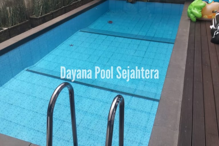 kolam renang minimalis untuk keluarga dan lantai kayu untuk pijakannya.