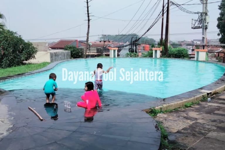 Anak-anak tertawa riang bermain di kolam renang, menggambarkan kebahagiaan keluarga.