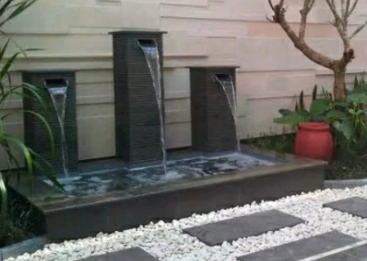 dekorasi dan hiasan rumah dan taman dengan 3 air mancur.