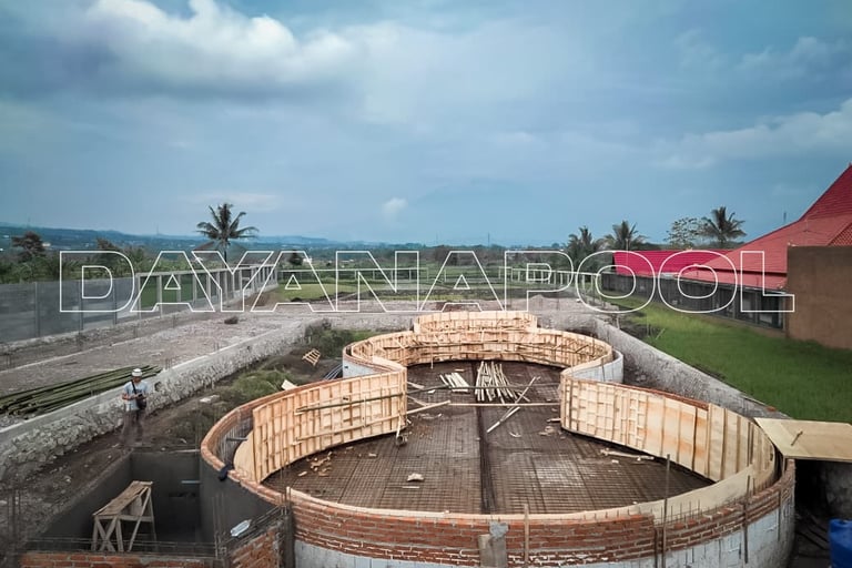 Pembuatan kolam renang di daerah Brebes oleh tim dayanapool
