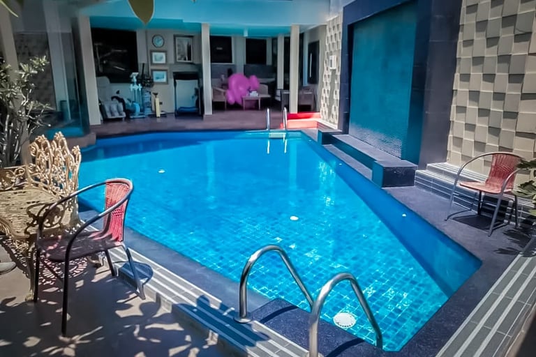 kolam renang di halamn belakang rumah dengan mozaik