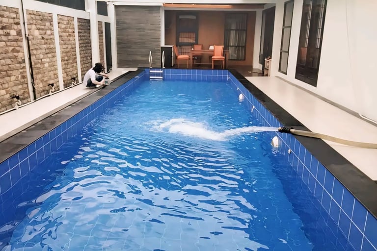 pengisian air kolam renang.