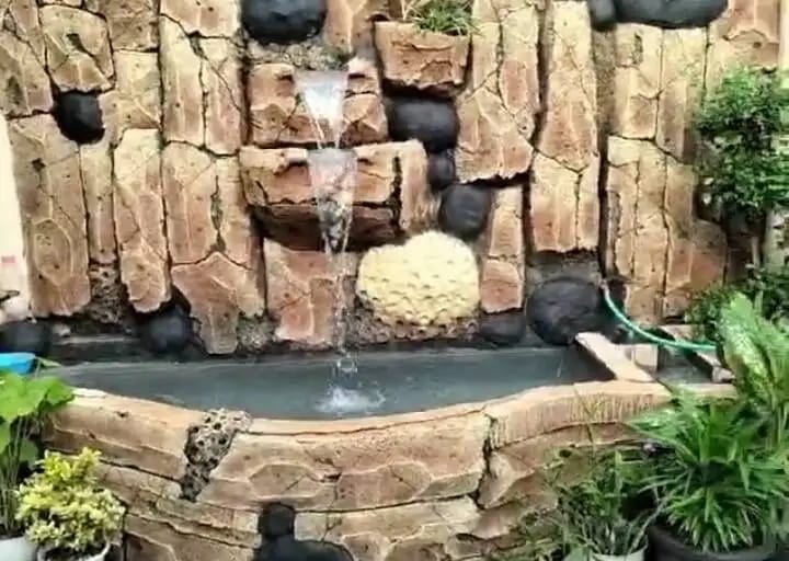 kolam renang ikan hias dan air terjun tingkat.