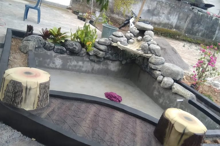 kolaml ikan lengkap dengan air mancur untuk dekorasi taman dan rumah.