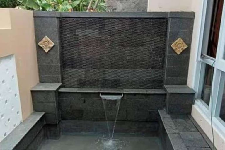 dekorasi taman dan kolam renang dengan air mancur tirai.