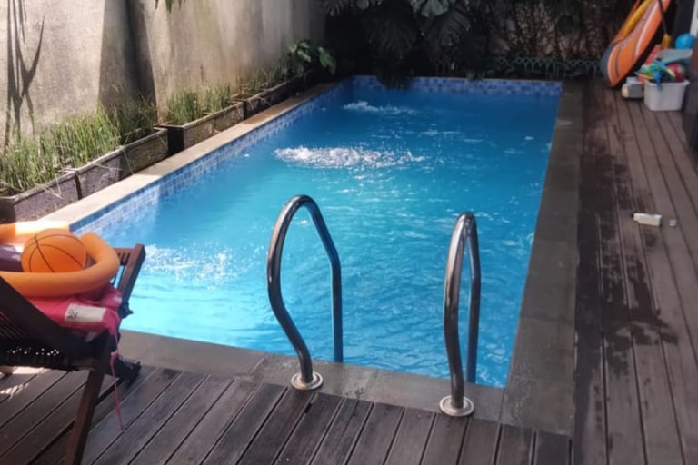 Kolam renang air hangat dengan jacuzzi terintegrasi untuk relaksasi di Indramayu.
