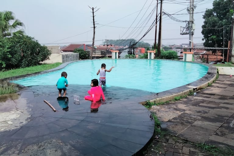 suasana santai di kolam renang dengan keluarga