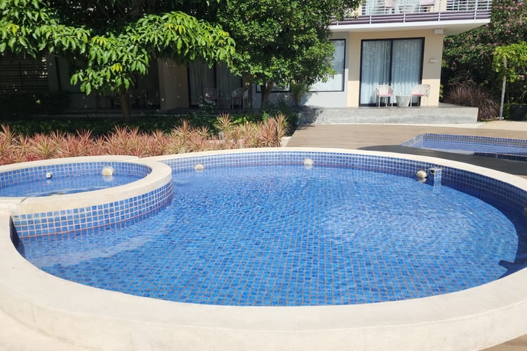 kolam renang berbentuk lingkaran dan kolam rendam di pinggirnya