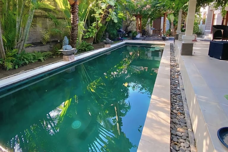 kolam renang dengan konsep bali dengan finishing batu alam