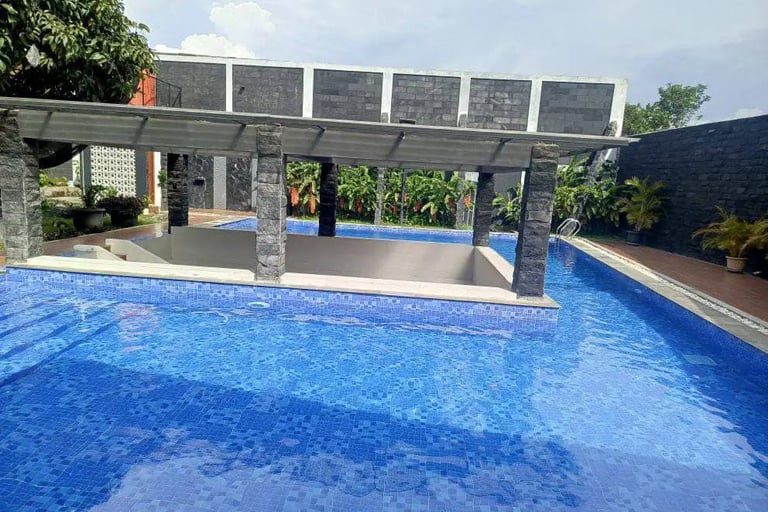 kolam renang mewah di hotel dengan mozaik berwarna biru