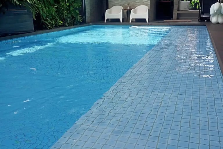 Kolam renang tepi overflow dari Dayanapool dengan desain elegan dan berkualitas