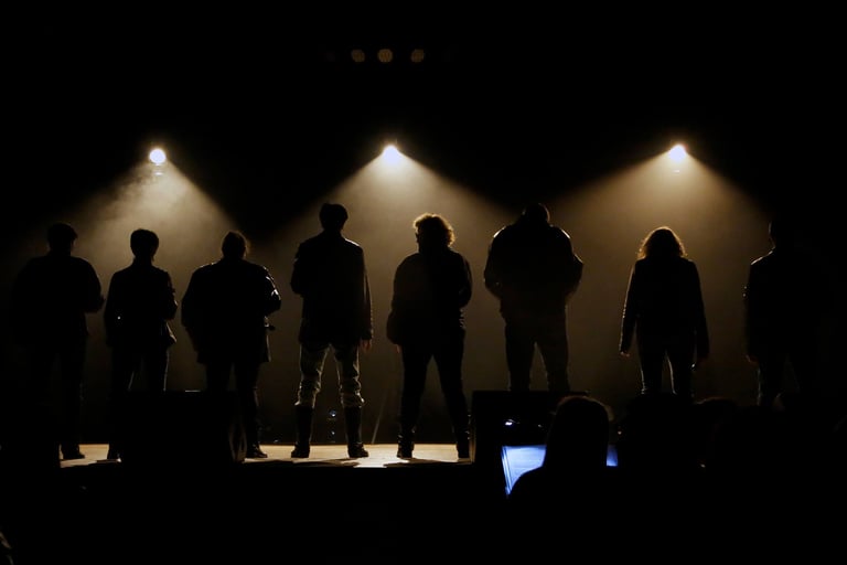 Des chanteurs sur une scène de spectacle 