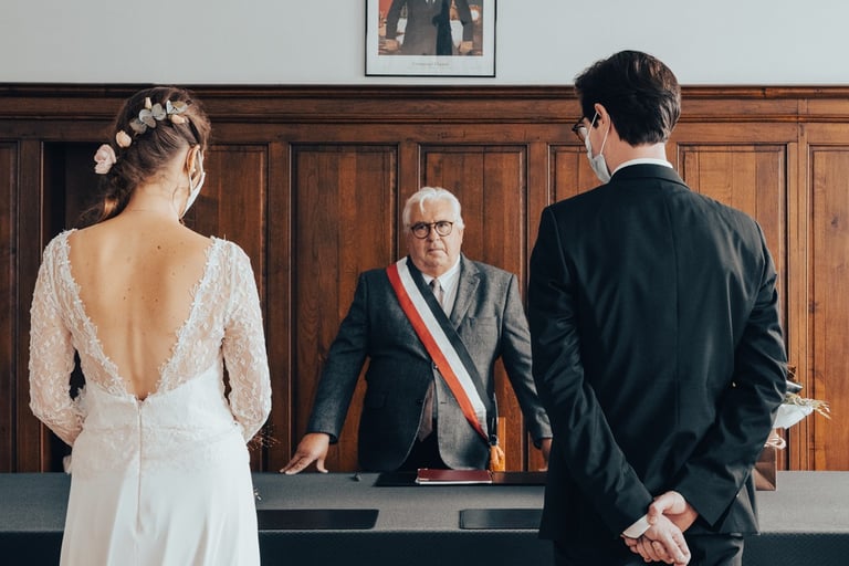 Les jeunes mariés devant Monsieur le Maire de la commune
