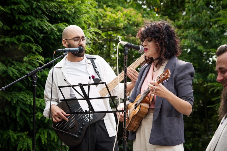 Deux musiciens chanteurs lors du mariage