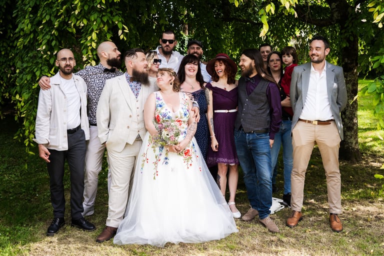 Groupe d'invités avec les mariés