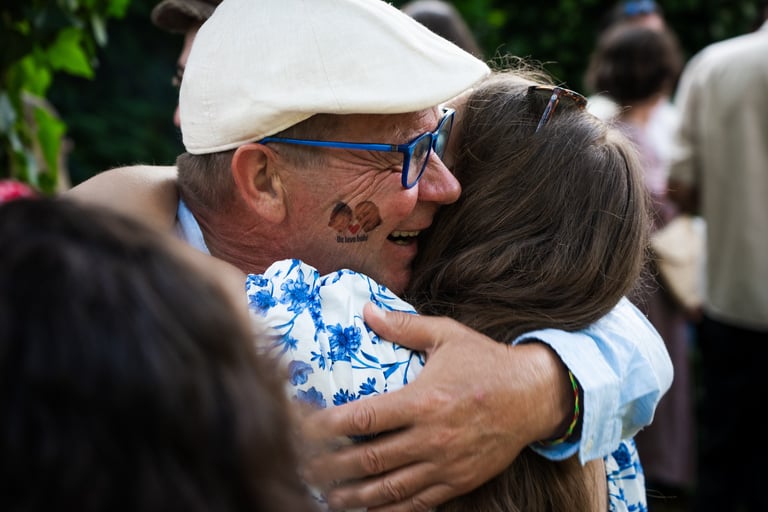 Accolade entre un père et sa fille