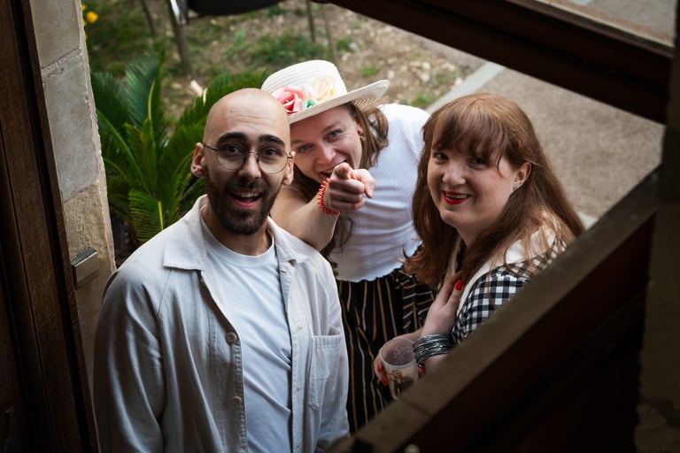 Trois personnes surprennent et regardent le photographe
