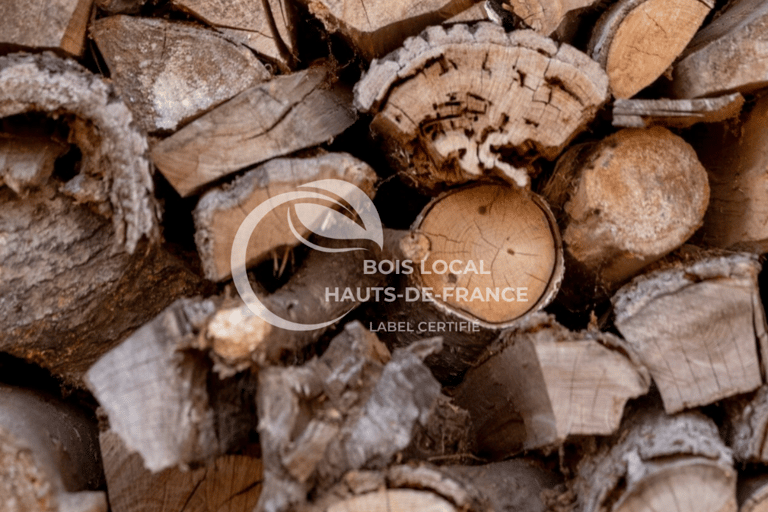 une pile de bûches empilées les unes sur les autres