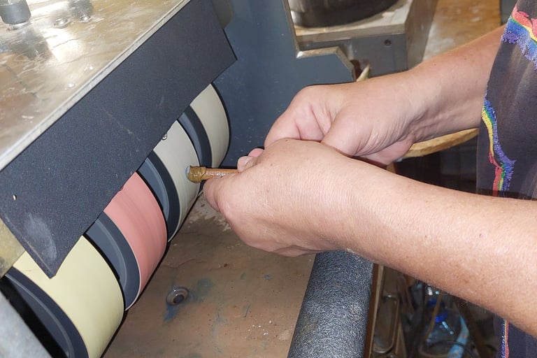 Schleifen auf einer professionellen Schleifmaschine