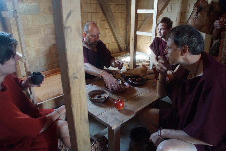 Romeinse reenactors lunchen in de barak © Gemina project