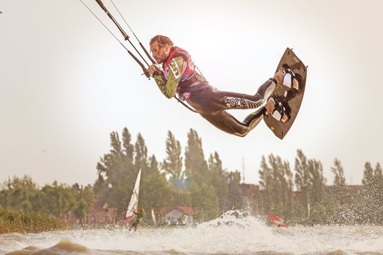 Simon Tötschinger beim Kitesurfen am Neusiedler See