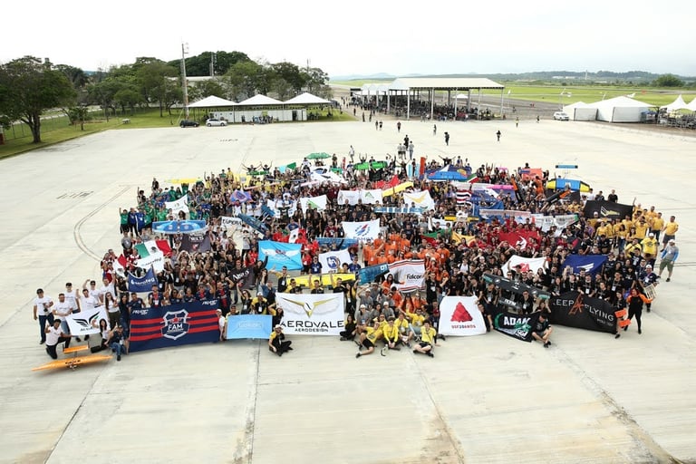 Foto com membros de todas as equipes e suas bandeiras
