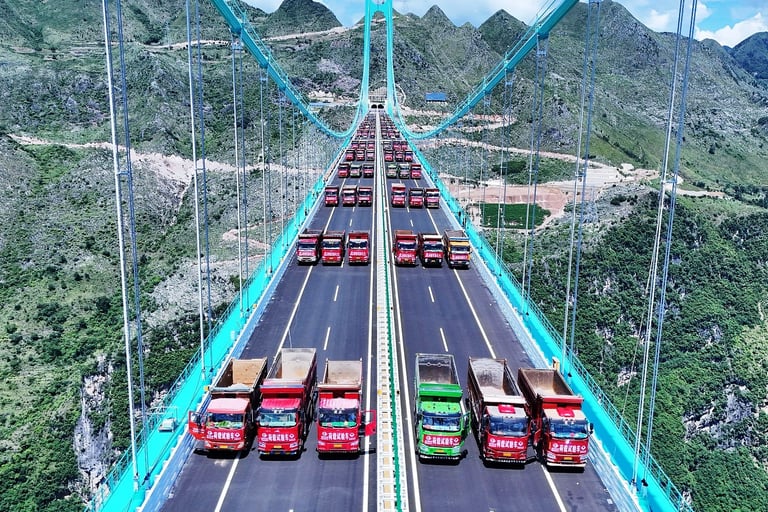 The Huajiang Grand Canyon Bridge load testing, Comstruction Trucks