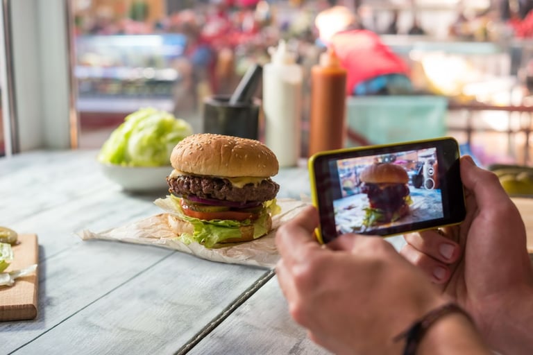 Burger photographié à 45 degrés pour mettre en valeur les couches