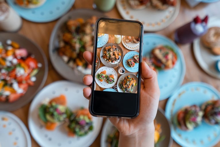 Un téléphone prend une photo de plusieurs assiettes