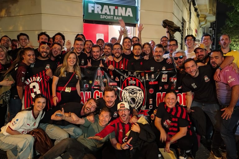 El club del Milan AC viene a alentar para su equipo en Fratina Sport Bar