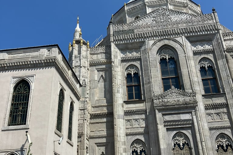 outside mosque in Askaray