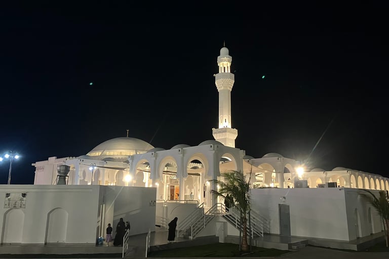 a large white Al Rahma Mosque in Jeddah, Saudi Arabia