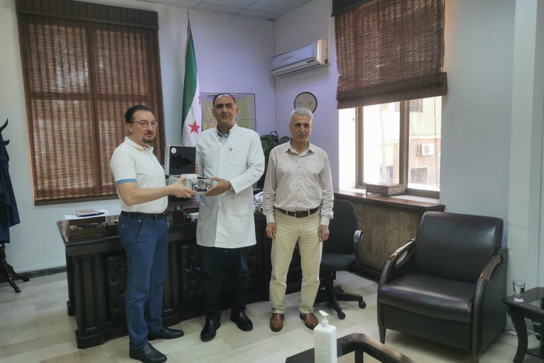 Dr Pharaon présente au Dr M. Halbouni (directeur) et Dr M. Nooh (chef) le bilirubinomètre