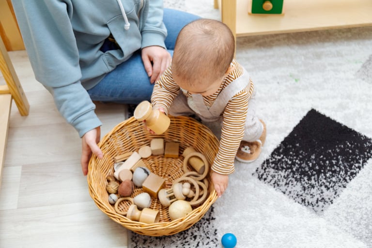 bébé qui joue avec panier