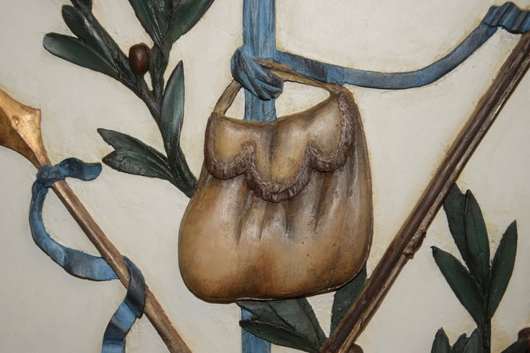 Détails de la restauration des peintures d'une armoire sculptée, datée fin révolution.