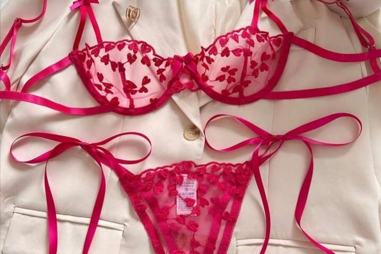 Ensemble lingerie rouge fushia Alahna Secret, élégance et confiance pour la femme marocaine.