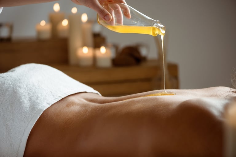 Huile de massage Ylang-Ylang pour un moment de détente.