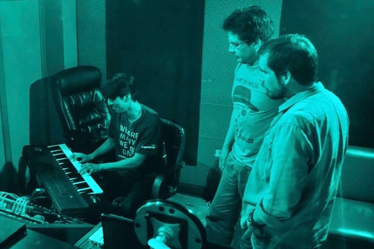 Miguel Ángel Yance grabando el piano para "Éramos" junto a Phelan Kelly y Miguel José Flores