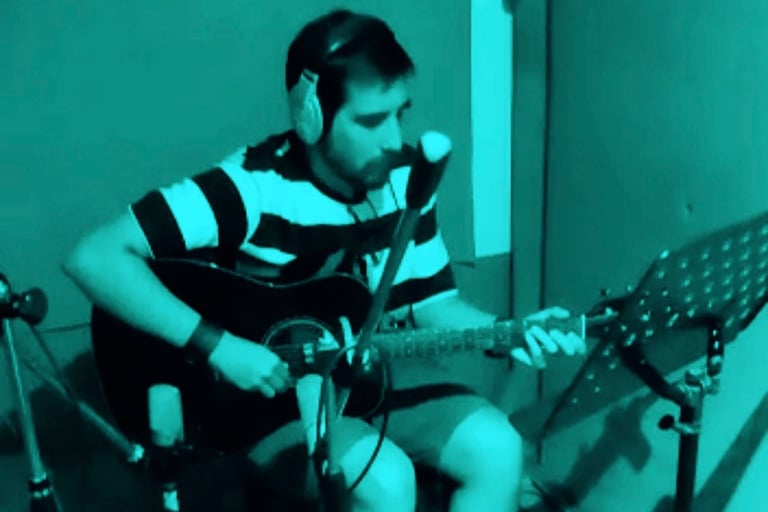 Miguel José Flores grabando el demo de "Éramos" en MCA Studios