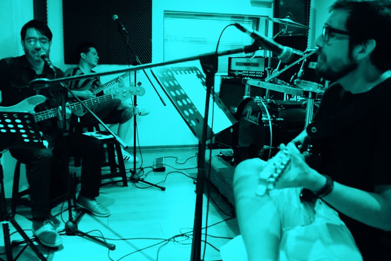 Miguel José Flores, Toño Valero and Phelan Kelly at Unión Studios rehearsing the arrangements for “É
