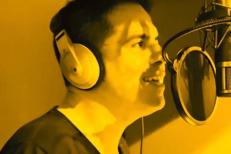 Phelan Kelly grabando la voz principal de "Senza Corpo" en MCA Studios