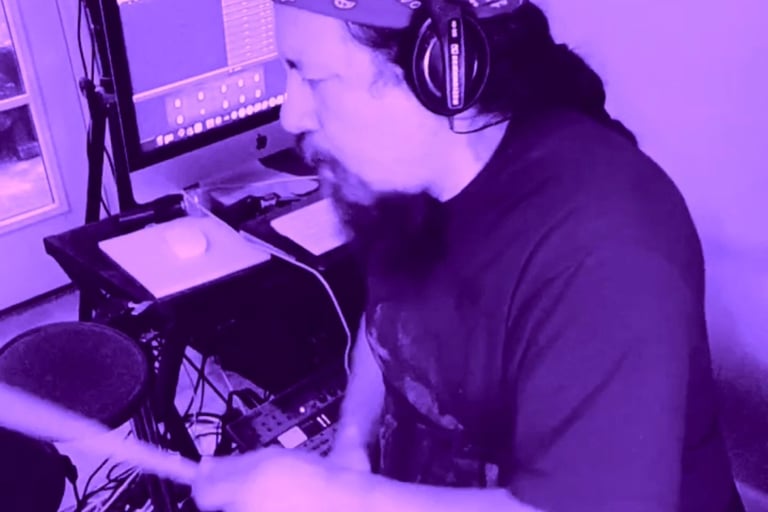 Vitto Galiano, en Athens, grabando la batería de "Amiga"