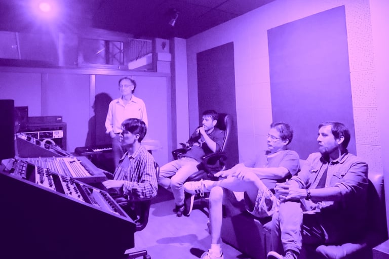 La R4ttio mezclando en MCA Studios junto a Saúl Cornejo y Miguel Ángel Yance