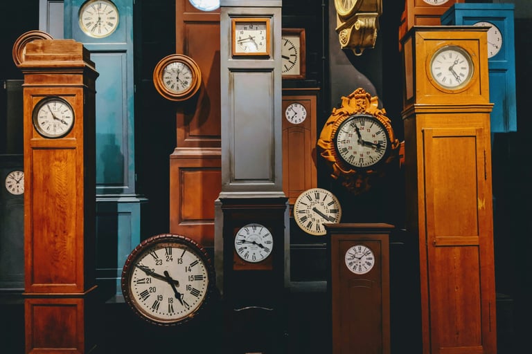 horloges anciennes. unsplash.