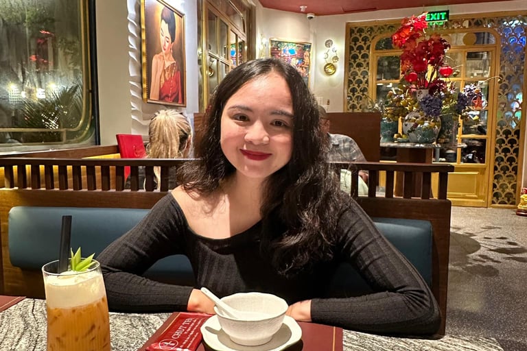 femme assise au restaurant