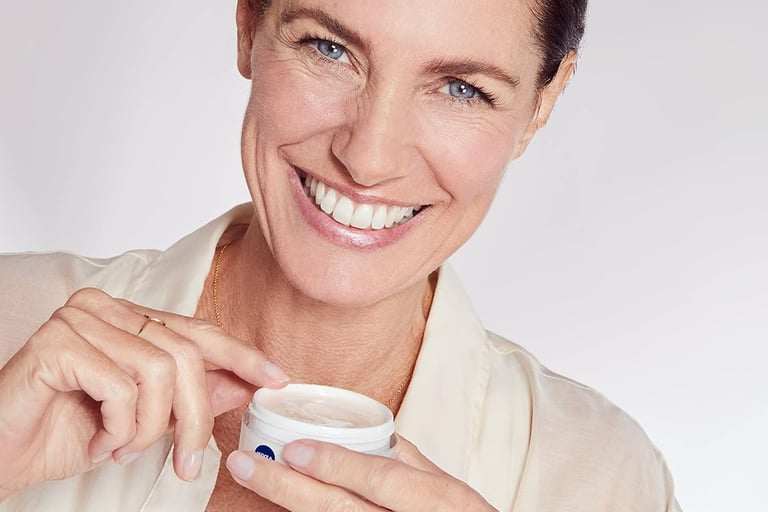 femme avec pot de creme